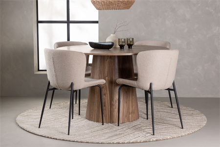 table de salle à manger moderne aspect bois et chaise confortable